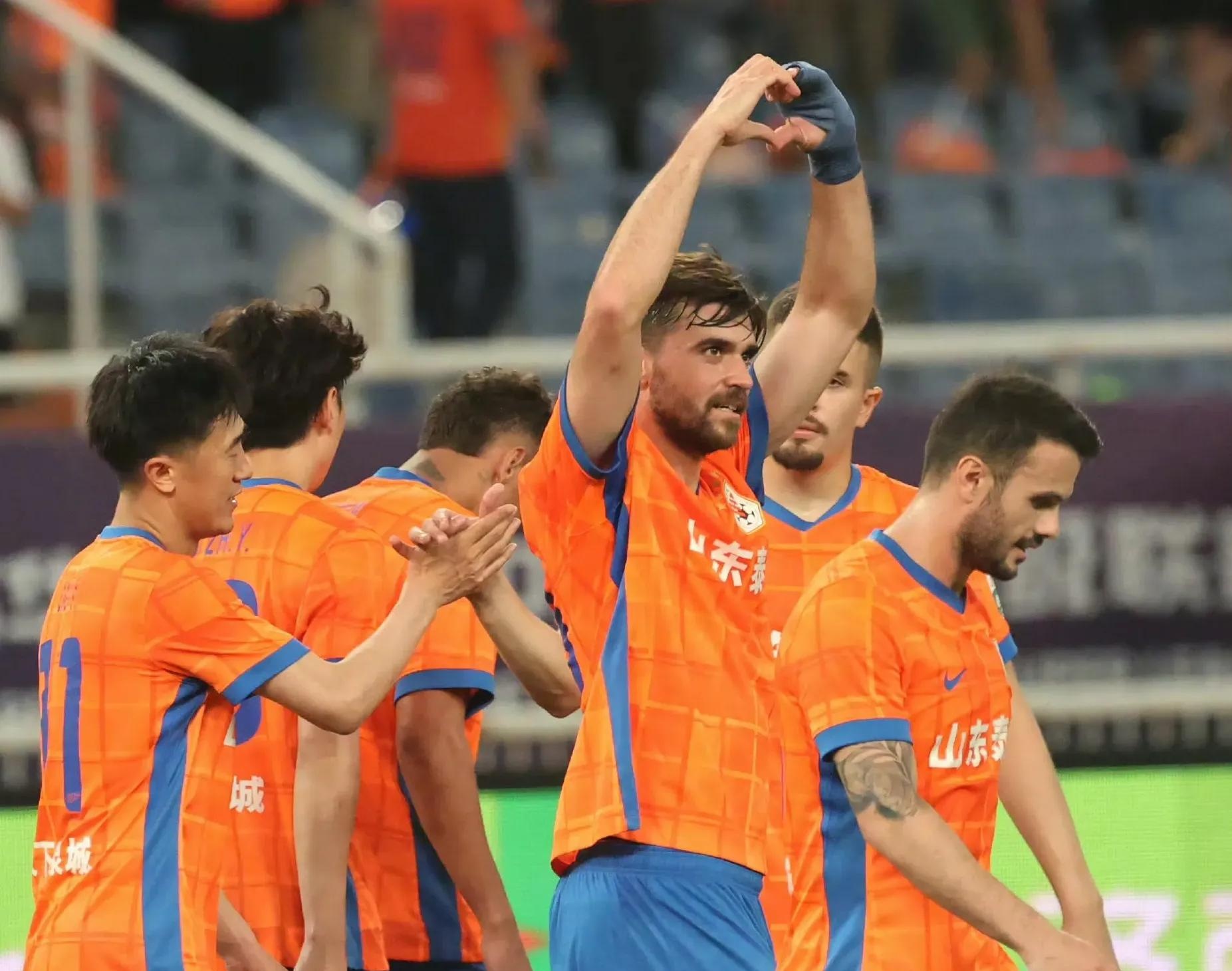 山东泰山训练开放日，窗口期止住颓势引欢呼，亚冠在即，年轻球员得到机会的简单介绍