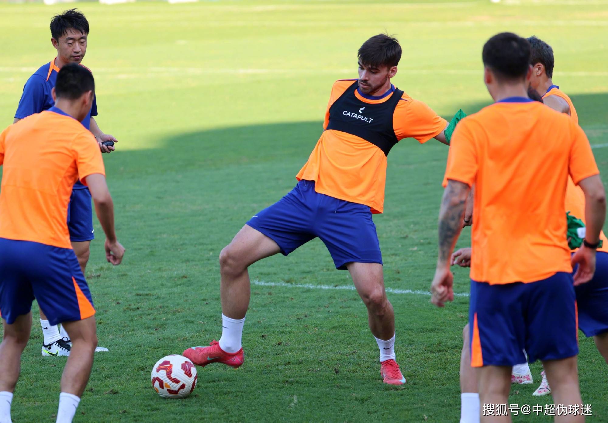 山东泰山训练开放日，窗口期止住颓势引欢呼，亚冠在即，年轻球员得到机会的简单介绍