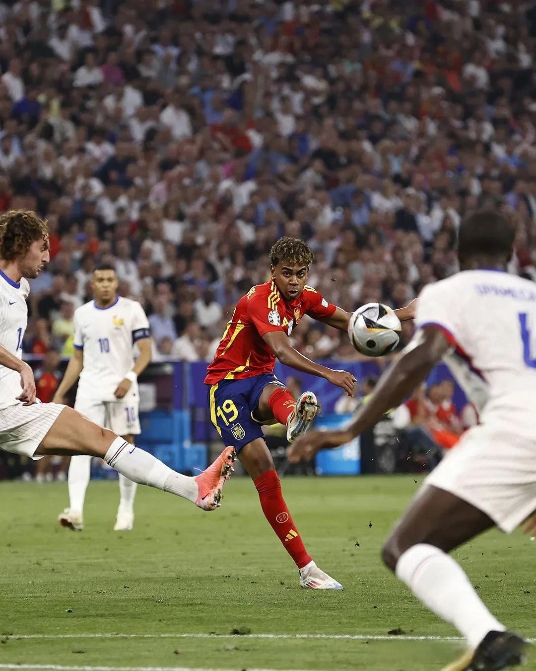 3377- 梅西新赛季技艺秀让对手无奈让球迷至嗨 